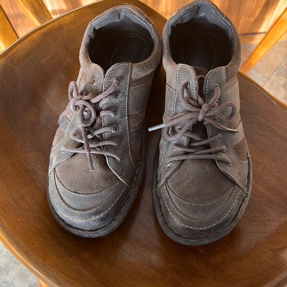 Leather shoes, tennis shoe like.